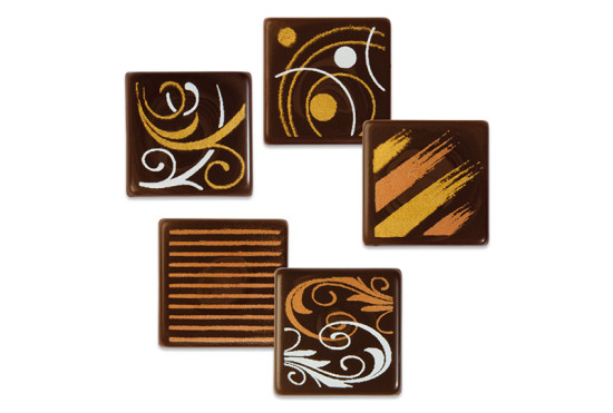 Quadrate, dunkle Schokolade, sortiert. Ein Produkt der Agrano AG